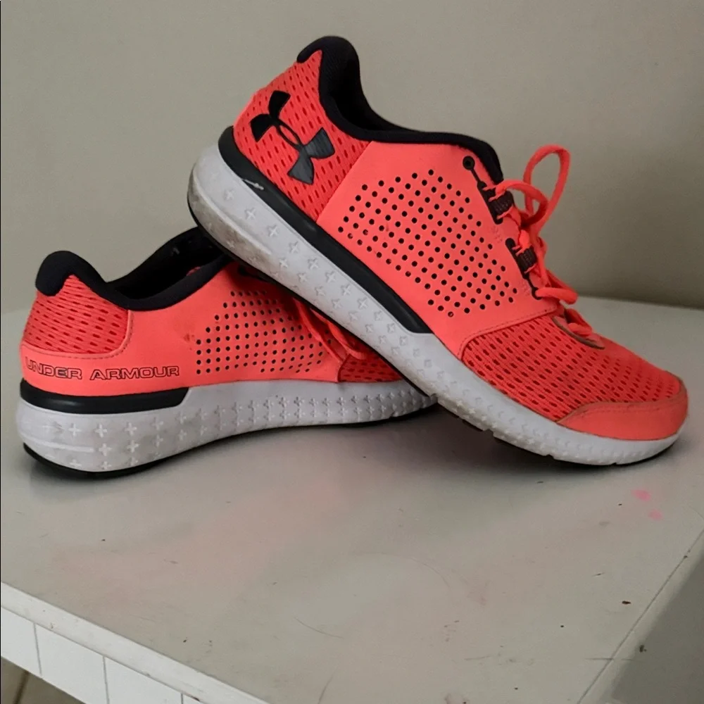 Under Armour Woman’s Coral/Black 9.5 M - Picture 3 of 4